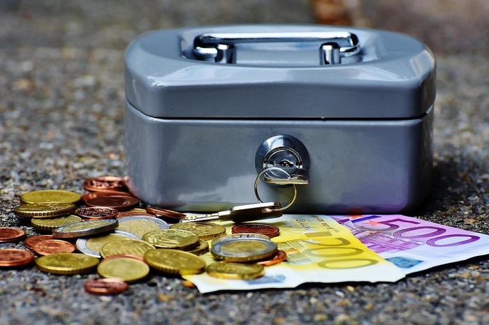 how bloggers youtubers make money1